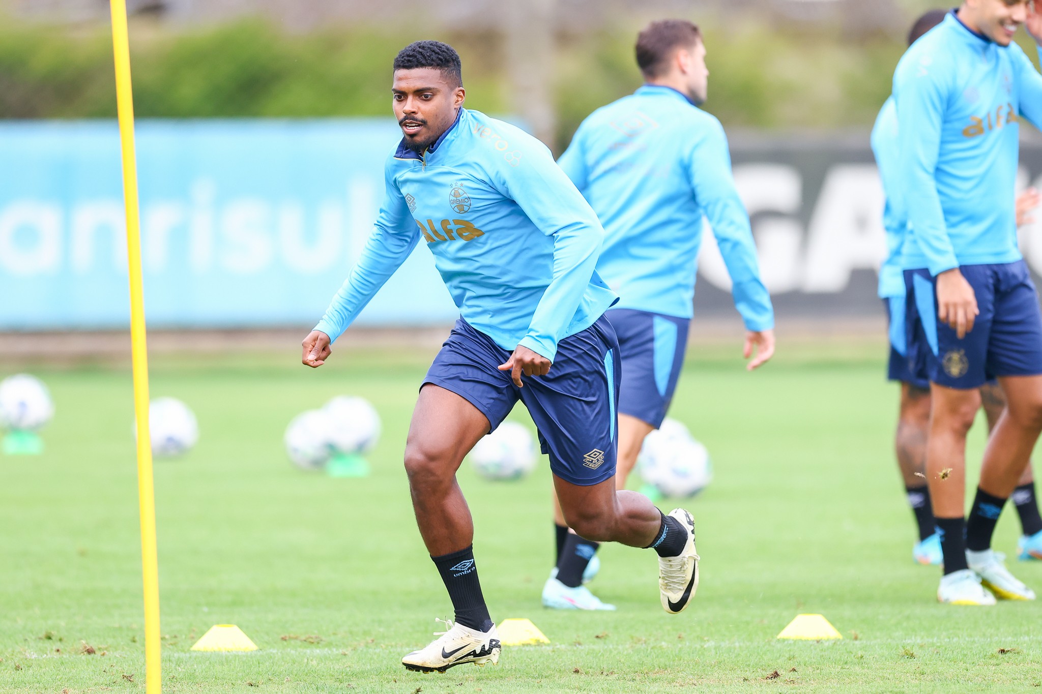 Grêmio acerta rescisão com zagueiro Jemerson | Ge