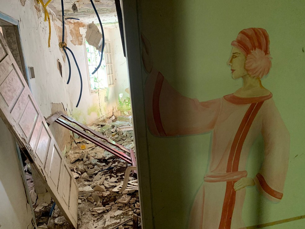 Interior do Hotel Pinheiros, em Teresópolis, que está abandonado — Foto: Tébaro Schmidt / ge