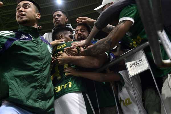 PALMEIRAS SOFRE, MAS GARANTE VITÓRIA SUADA! O Verdão busca o tricampeonato brasileiro após noite de tensão e falhas!