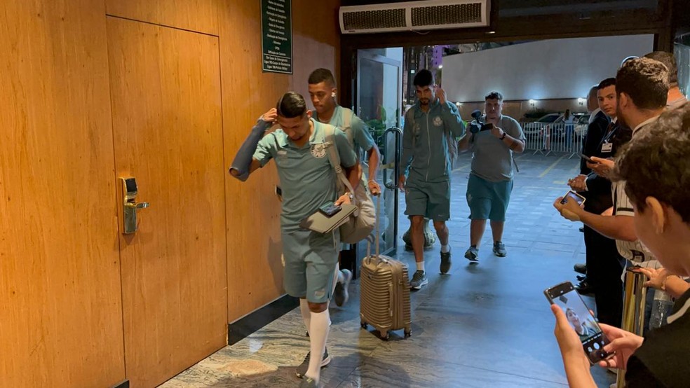 Rony na chegada do Palmeiras a Belo Horizonte — Foto: Thiago Ferri
