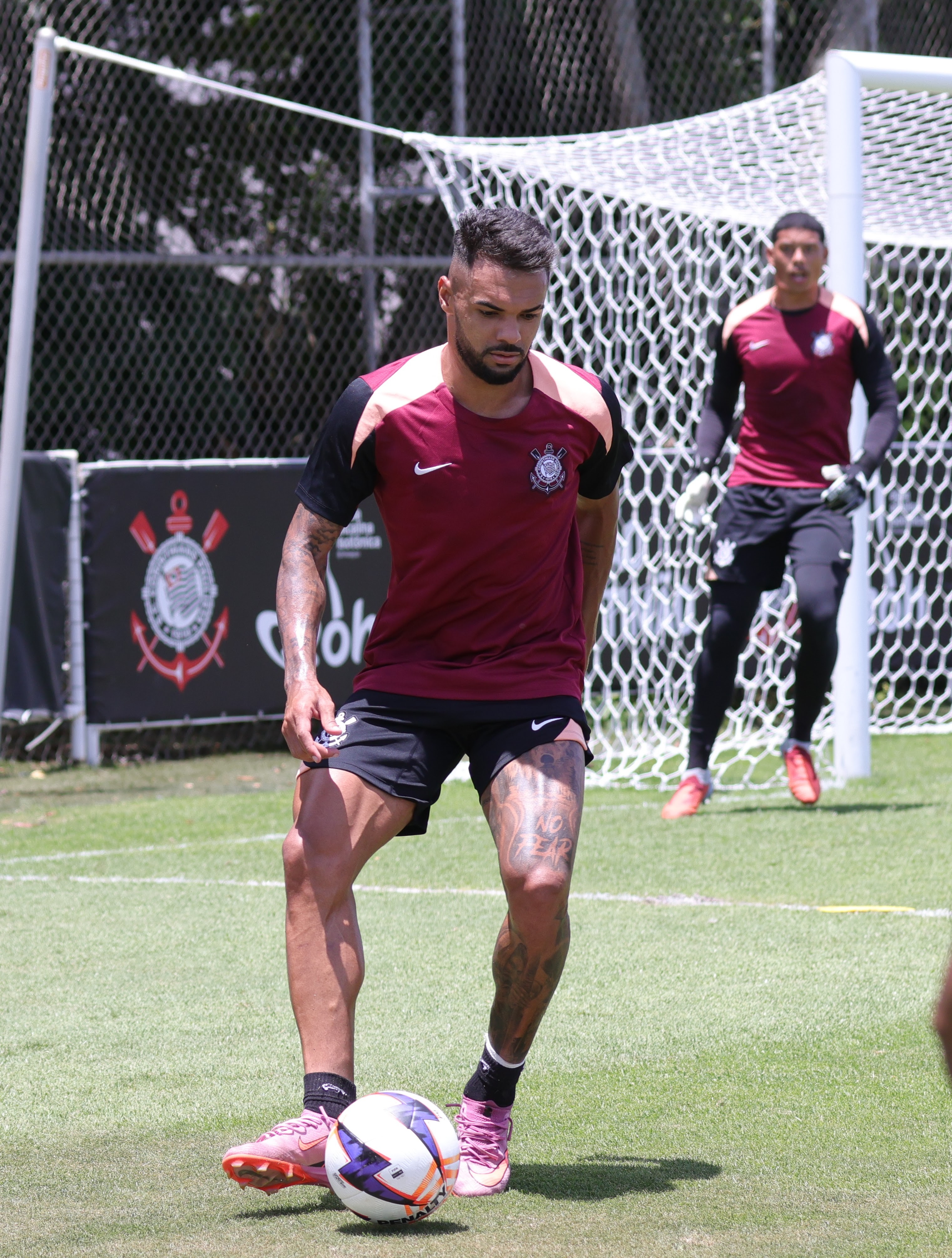 Treino do Corinthians: Raniele integrada às atividades, enquanto Allan realiza exercícios individuais no CT