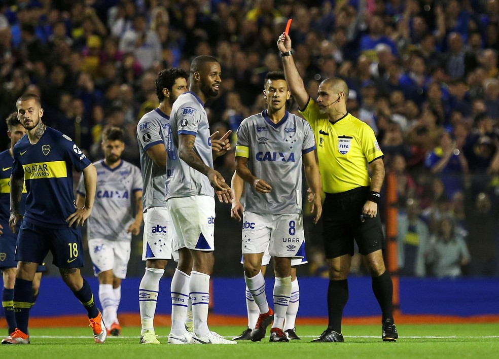 rbitro ber Aquino expulsa Ded em Boca Junior x Cruzeiro em 2018  Foto: REUTERS/Agustin Marcarian