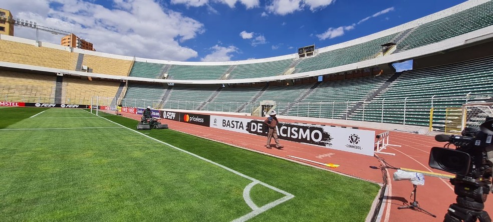 Marcação do gramado do estádio Hernando Siles na Bolívia, palco de Bolívar x Flamengo — Foto: Edson Viana / ge