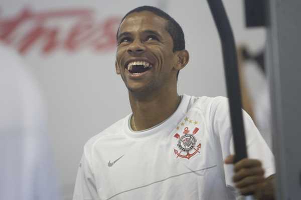 A história do ex-frentista que foi campeão com Ronaldo e quis ir embora do Corinthians: 