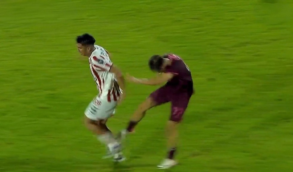 Lucas Besozzi agrediu adversário em eliminação do Lanús — Foto: Reprodução