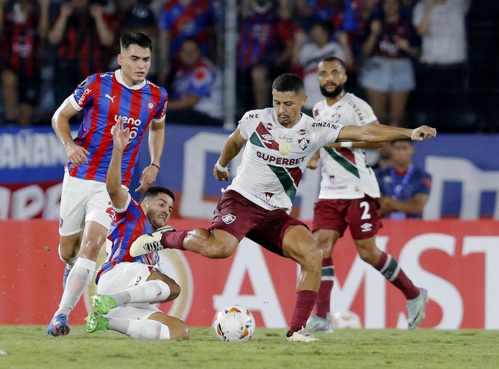 Andr&eacute; sofreu les&atilde;o em ligamento do joelho em Cerro Porte&ntilde;o x Fluminense, pela Libertadores &mdash; Foto: REUTERS/Cesar Olmedo