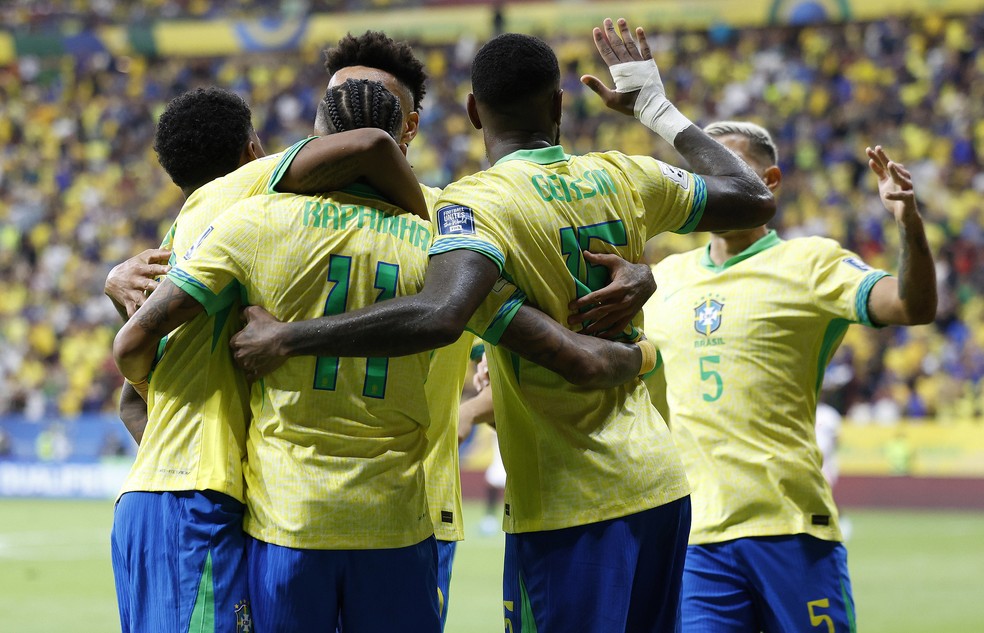 Jogadores da Seleção comemoram gol sobre o Chile — Foto: Rafael Ribeiro / CBF