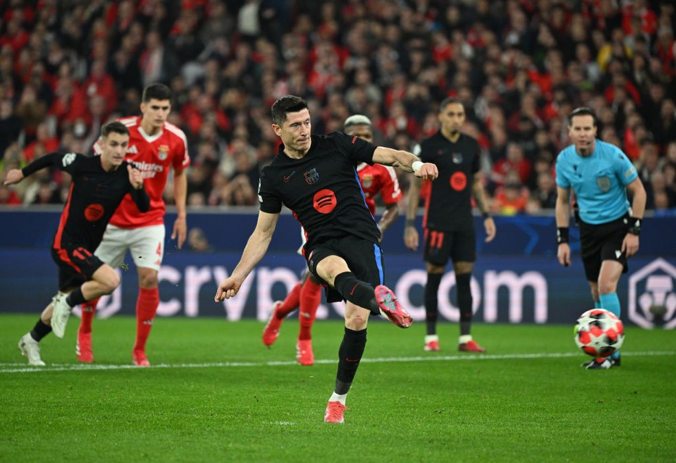 Lewandowski marcou dois gols de pênalti na vitória do Barcelona sobre o Benfica na Champions — Foto: Getty Images