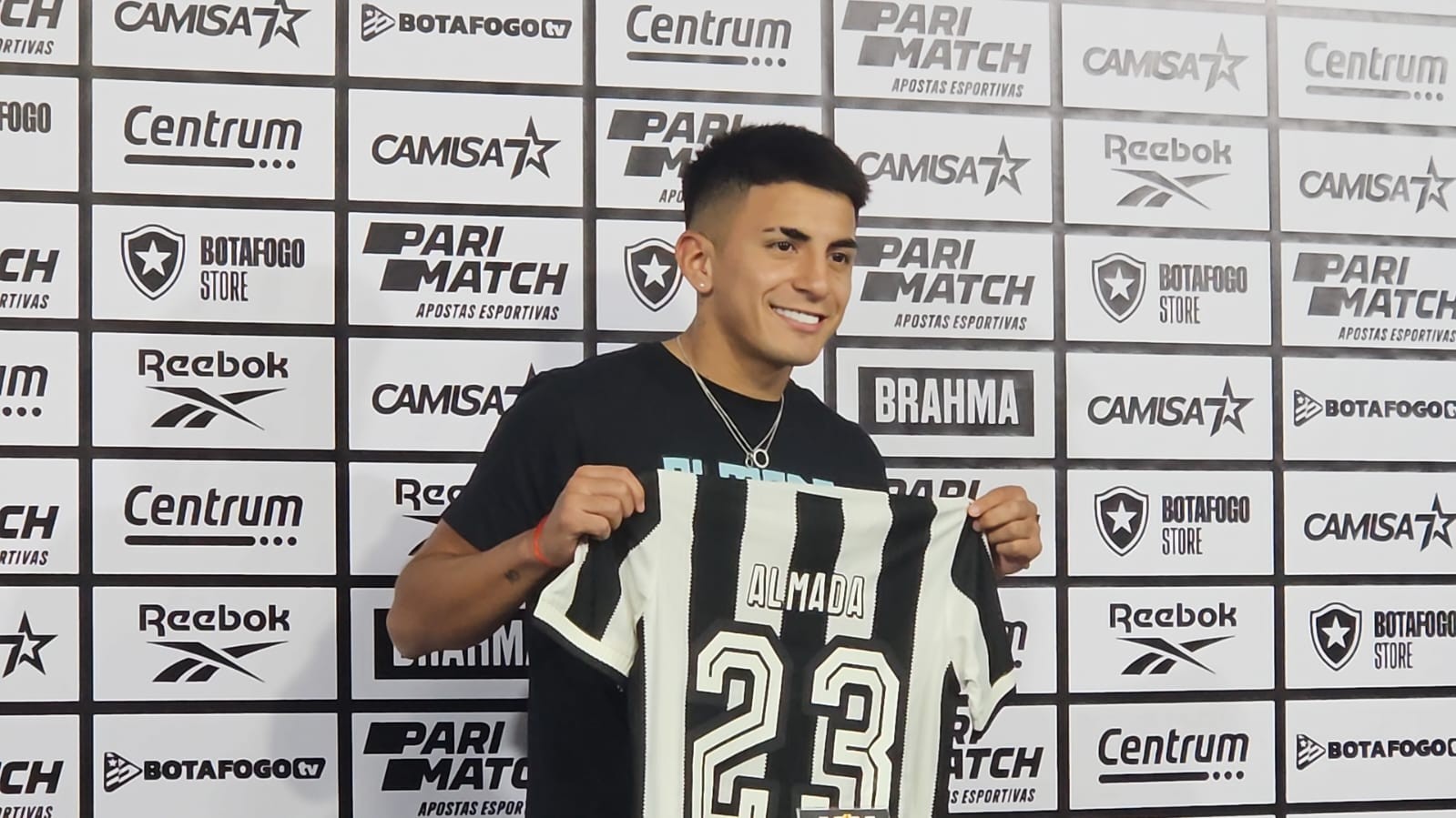 Botafogo Ameaçado: Prazo Final para Dívida de Almada Pode Trazer Novo 'Transfer Ban'