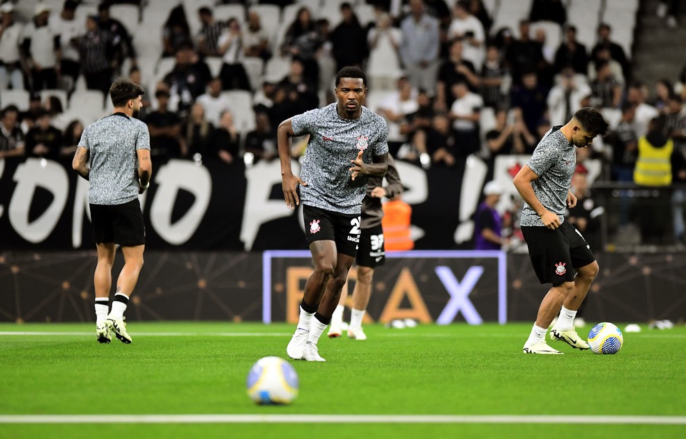 Cacá, zagueiro do Corinthians, em aquecimento