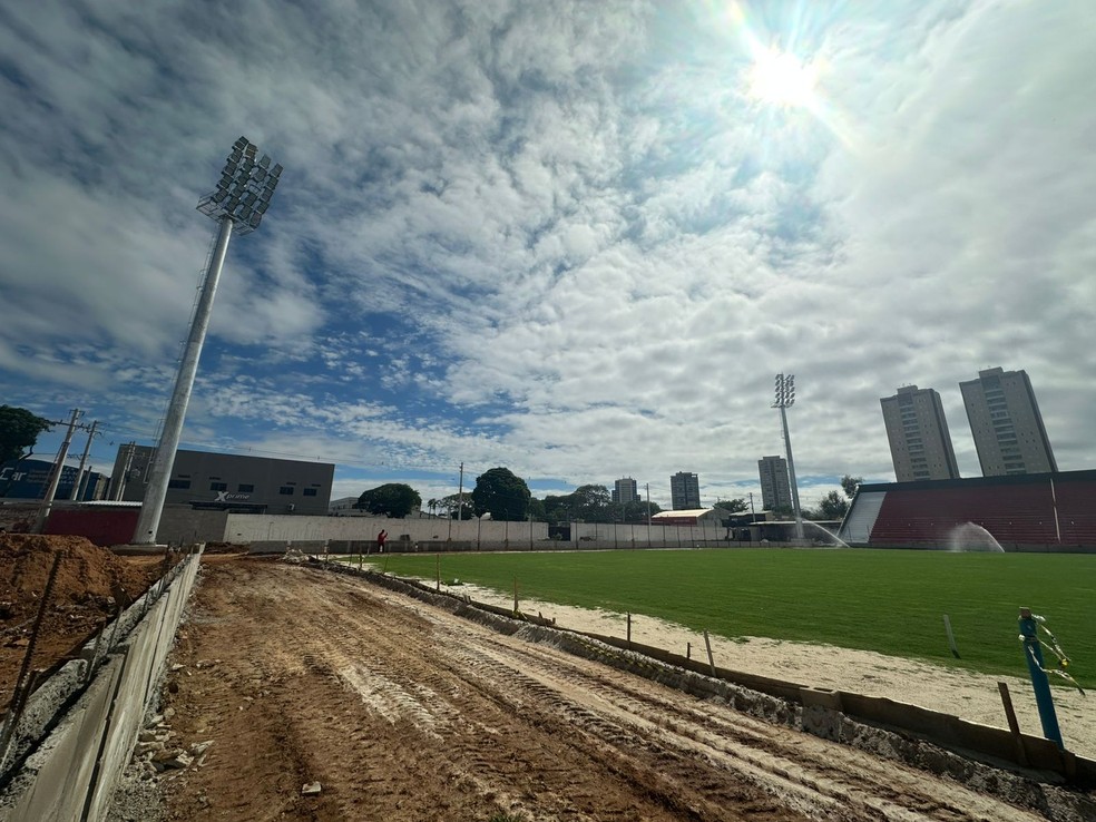 Novas torres de iluminação do estádio do Primavera — Foto: Marcelo Chiconato | Primavera SAF