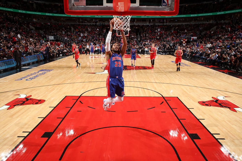 Derrick Rose ovacionado pela torcida advers ria mesmo na derrota
