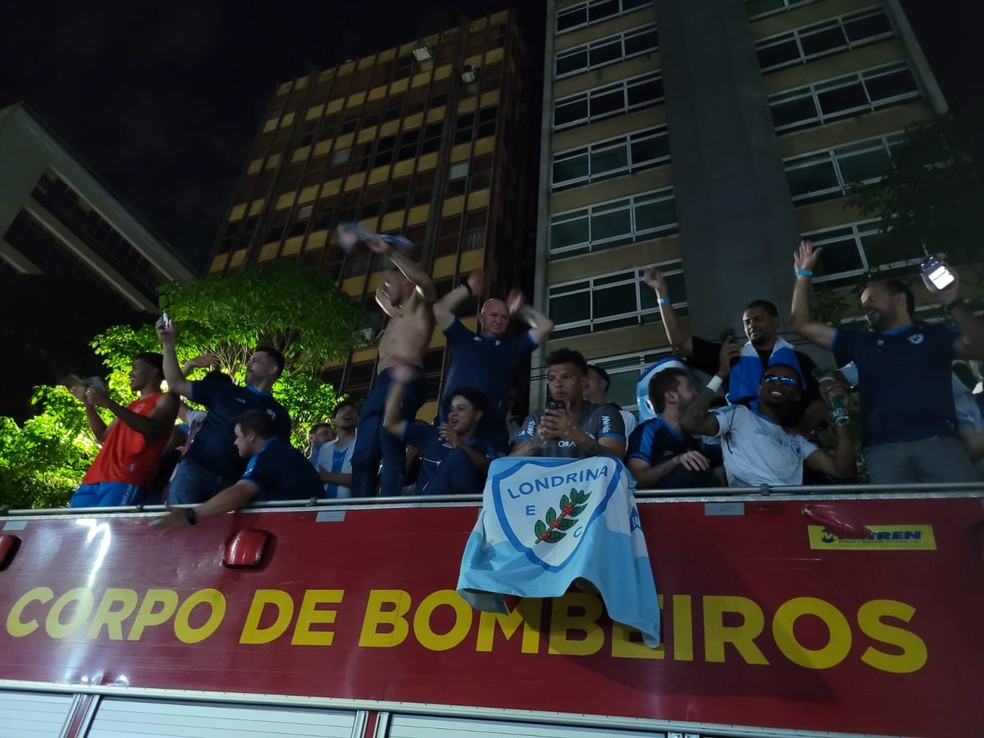 Roger Silva comemora o acesso do Londrina à Série B, tirando a camisa durante desfile em carro de bombeiros.