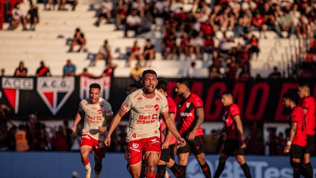 Dudu comemora o gol que selou a vitória colorada