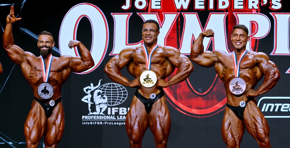 Pódio da Classic Physique 2026: Niall Darwen, Mike Sommerfeld e Ramon Dino — Foto: Reprodução/IntegralTV