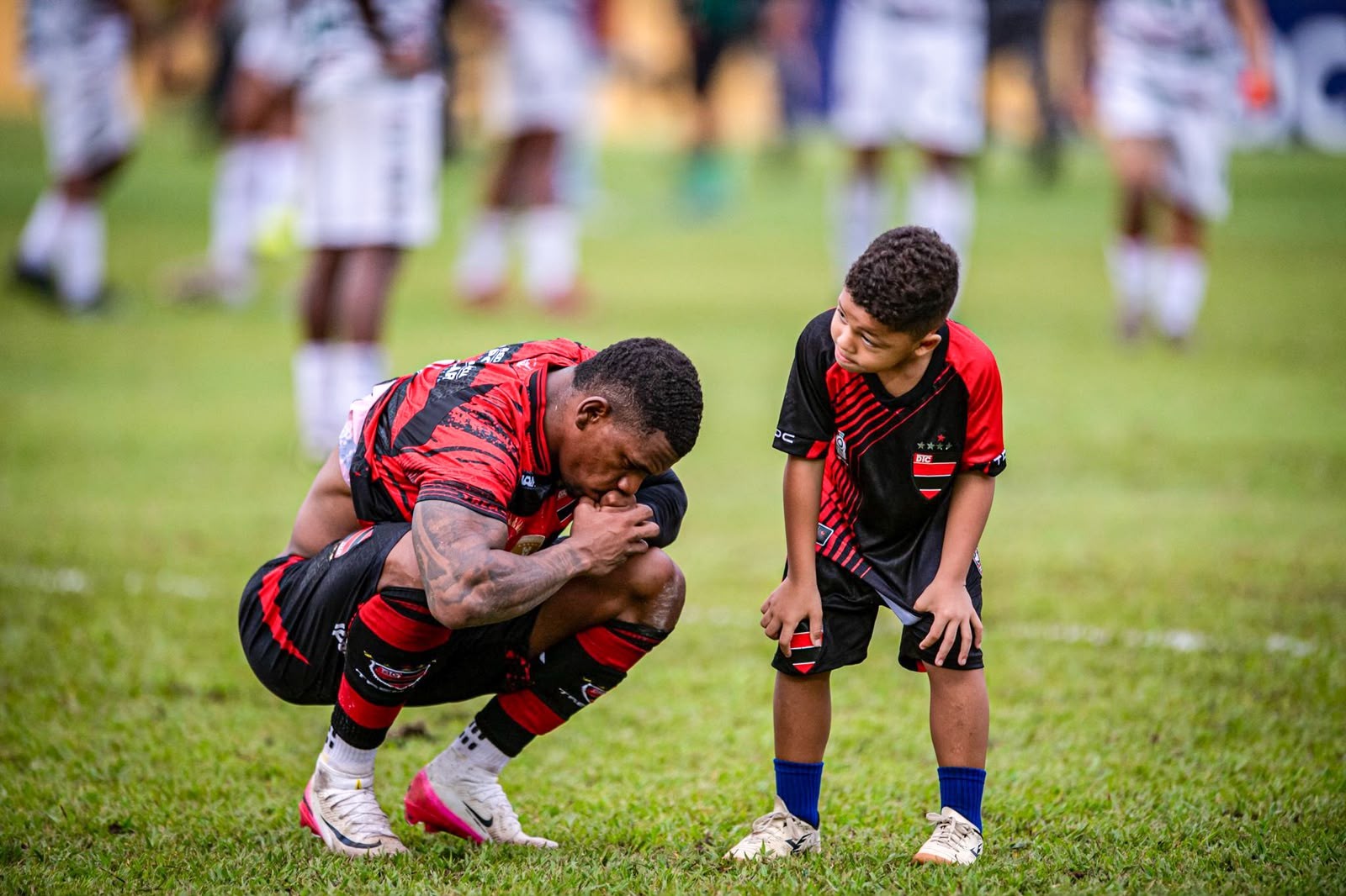 “Por trás da câmera, continua existindo o pai”: Flávio Riberio conta como o futebol do filho despertou a paixão pela fotografia