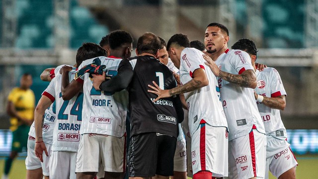 Elenco do Náutico em derrota para o Cuiabá.