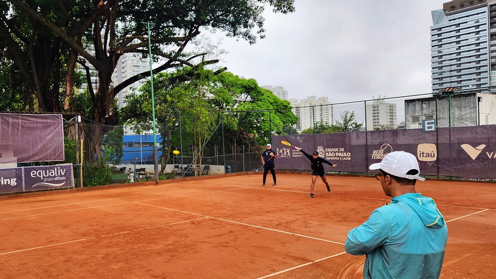 A tenista Nauhany Silva, a Naná, treina observada pelo pai, Paulinho, e pelo técnico Léo Azevedo — Foto: Marcel Merguizo