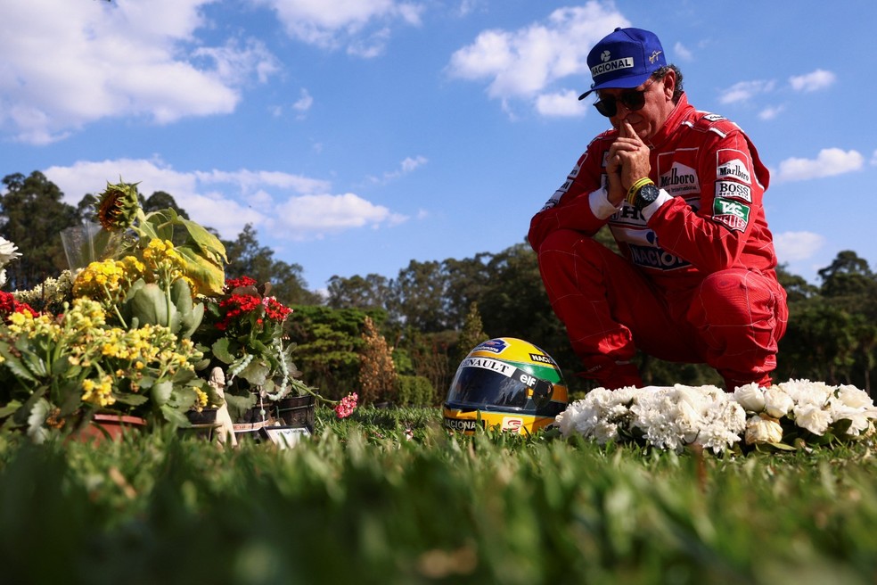 Fã de Senna presta homenagem em frente ao túmulo do tricampeão mundial de F1 — Foto: Reuters