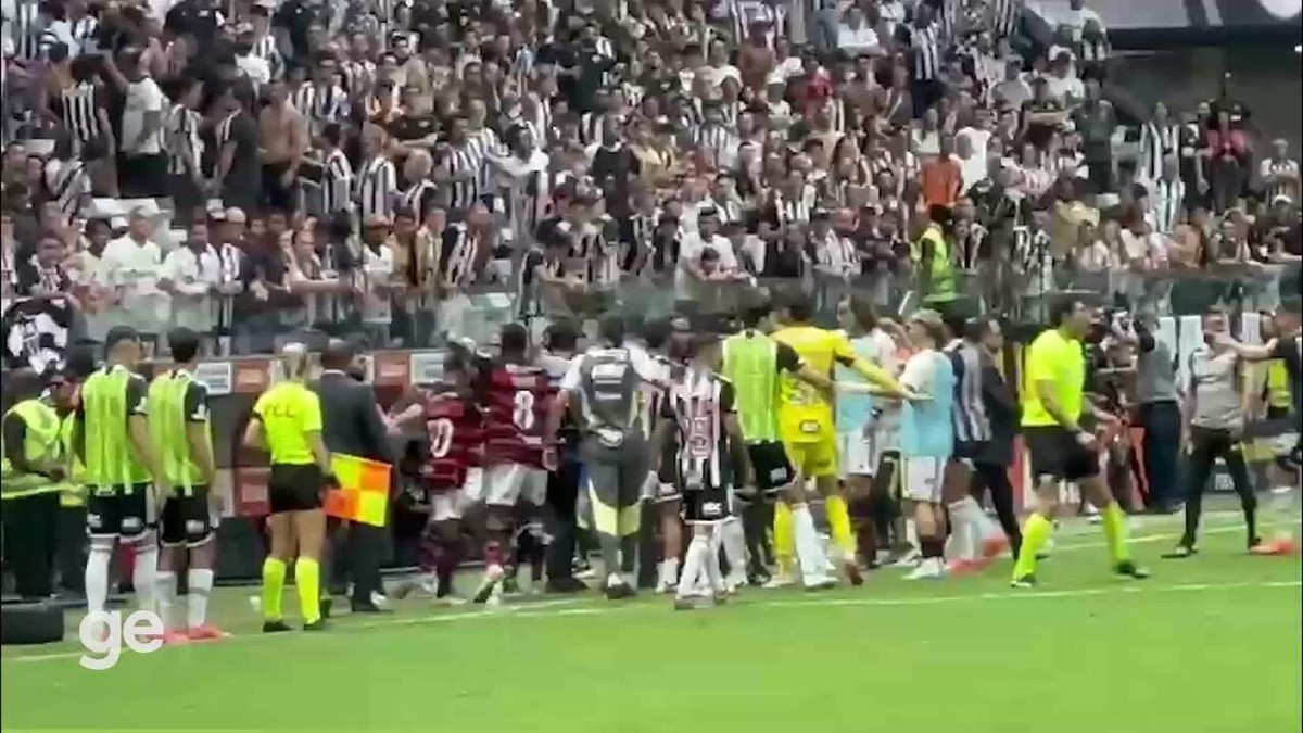 Torcedores e jogadores se envolvem em confusão após gol de Plata.