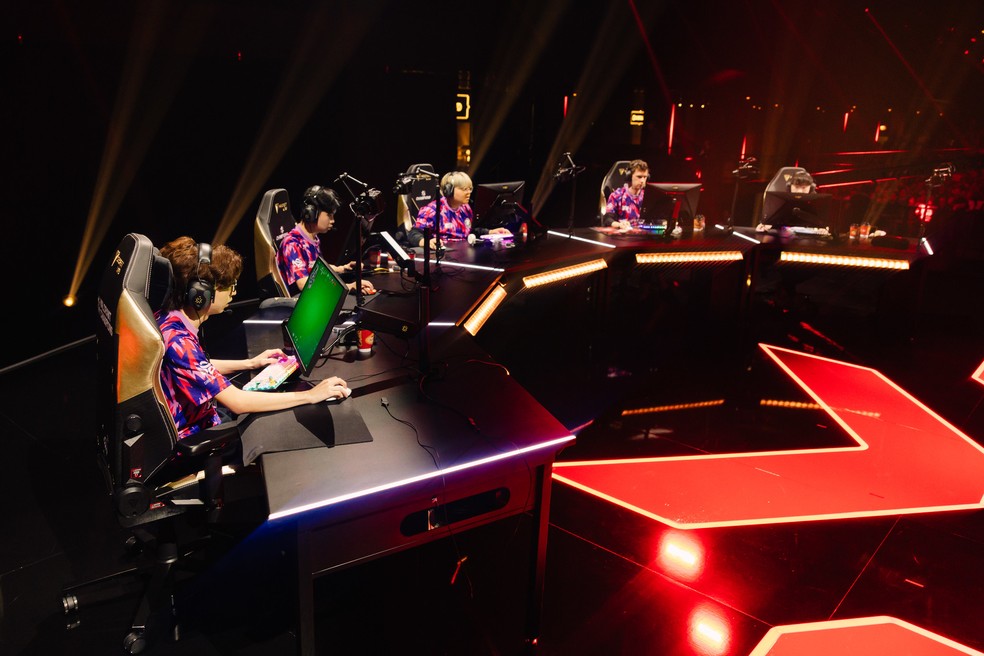 Jogadores do time de Valorant da Paper Rex em partida contra FUT Esports na abertura dos playoffs do Valorant Champions 2023 — Foto: Colin Young-Wolff/Riot Games