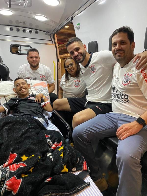 Torcedor que fez Renato Augusto chorar ganha presentes do Corinthians e manda recado; veja