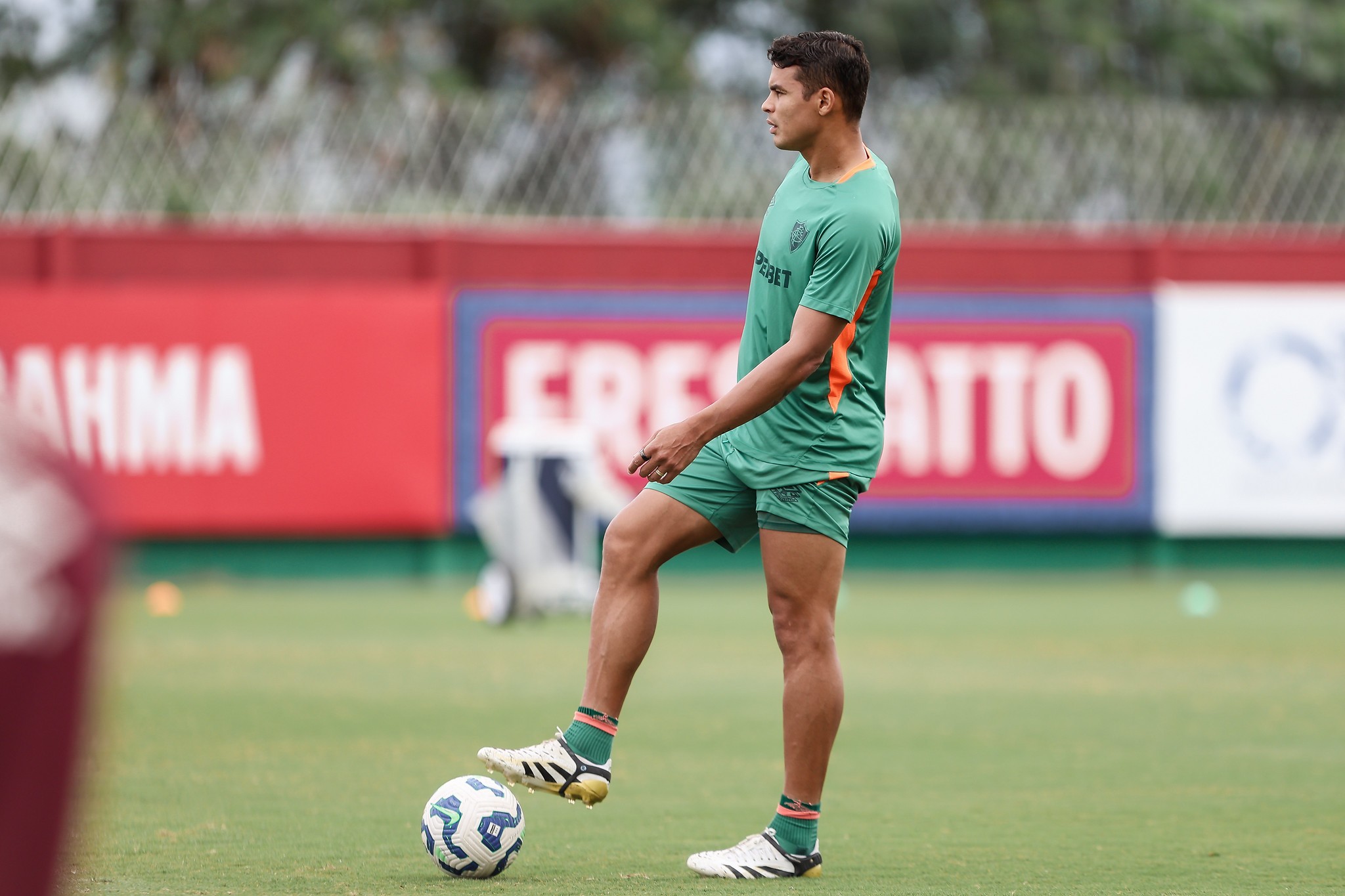 Thiago Silva treina em campo e se aproxima de retorno ao Fluminense