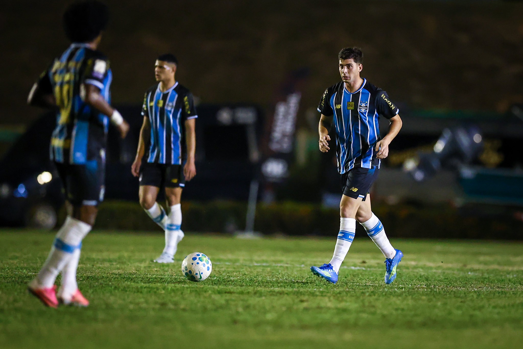 Luís Castro testa alternativas para remontar meio-campo do Grêmio no segundo semestre