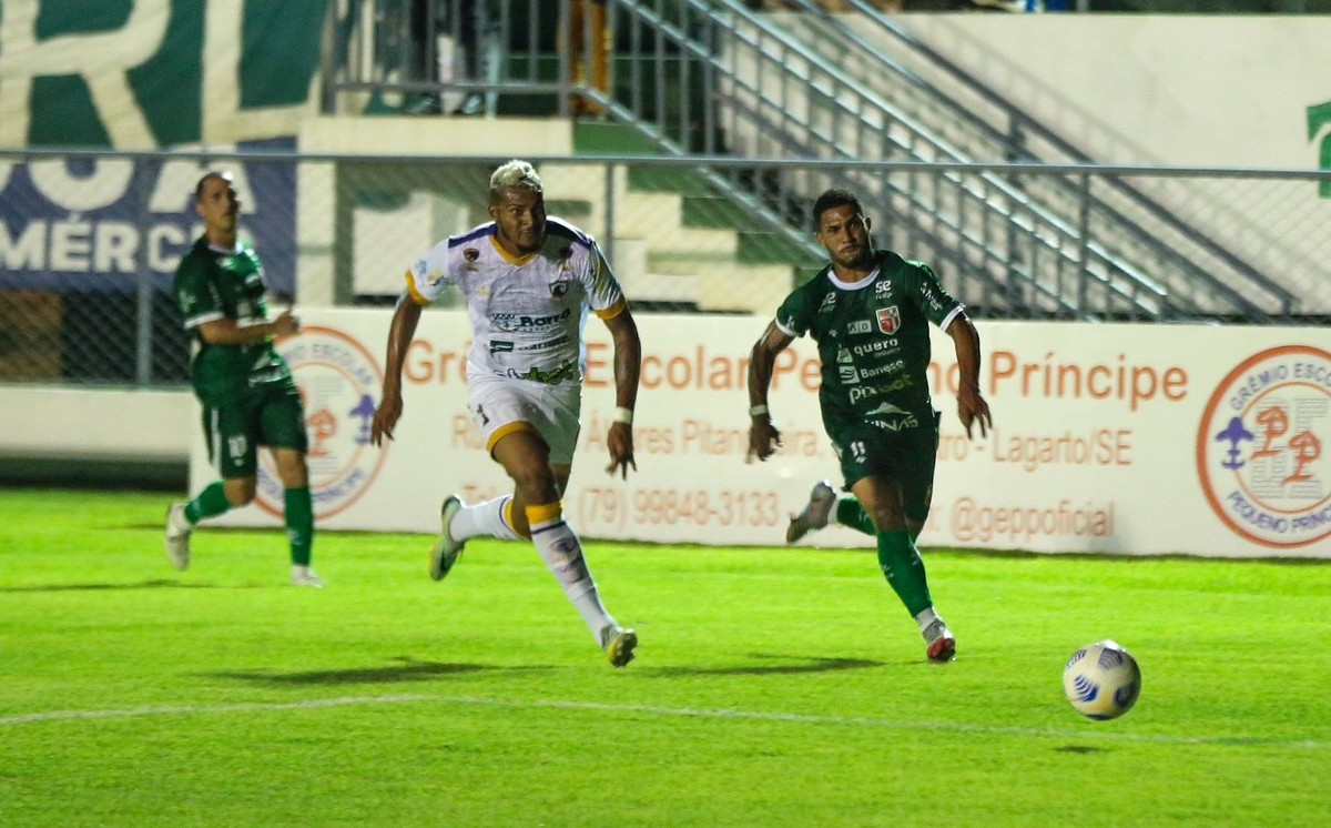 Futbol  Ponto cruz minúsculo, Padrões de ponto cruz, Ponto cruz