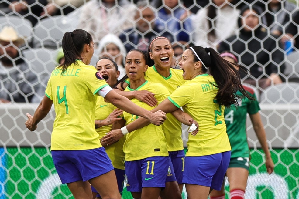 Jogadoras do Brasil comemoram o primeiro gol na vitória sobre o México na semifinal da Copa Ouro — Foto: Omar Vega/Getty Images