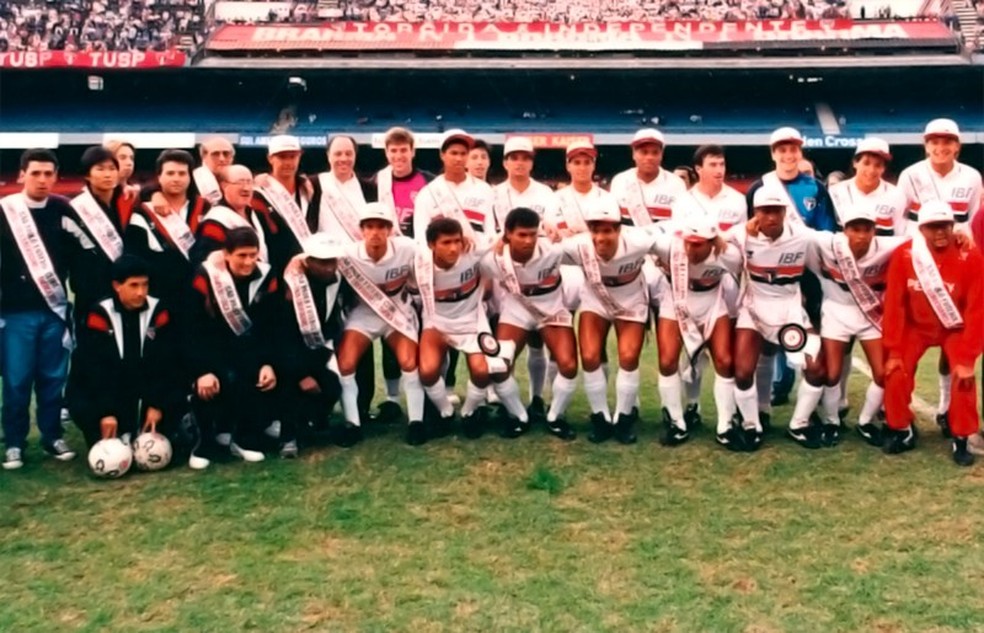 Suélio Lacerda (agachado) é o segundo da esquerda para a direita — Foto: Arquivo Histórico do São Paulo Futebol Clube