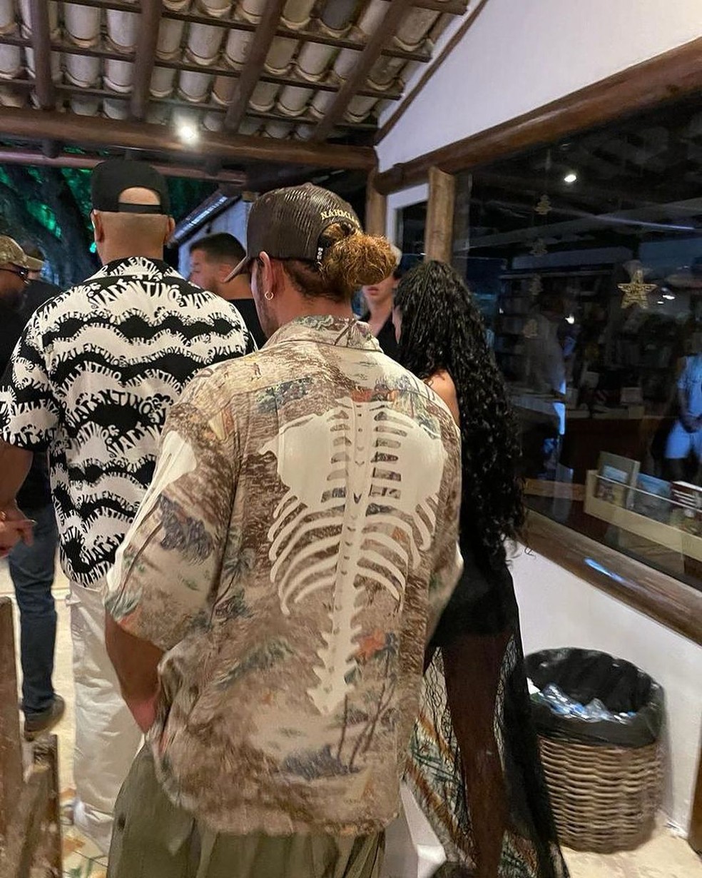 Lewis Hamilton deixa festa de pré-réveillon em Trancoso, na Bahia — Foto: Reprodução/Instagram