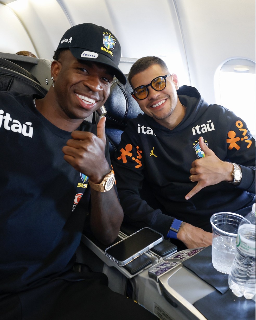 Vini Jr e Bruno Guimar�es em viagem da sele��o brasileira � Foto: Reprodu��o