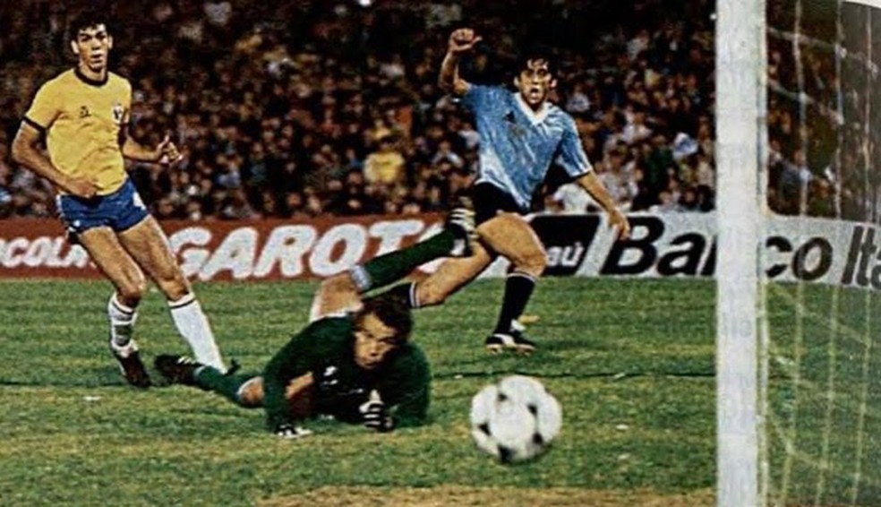 Francescoli marca gol que em seguida é anulado pela arbitragem em Montevidéu — Foto: Reprodução
