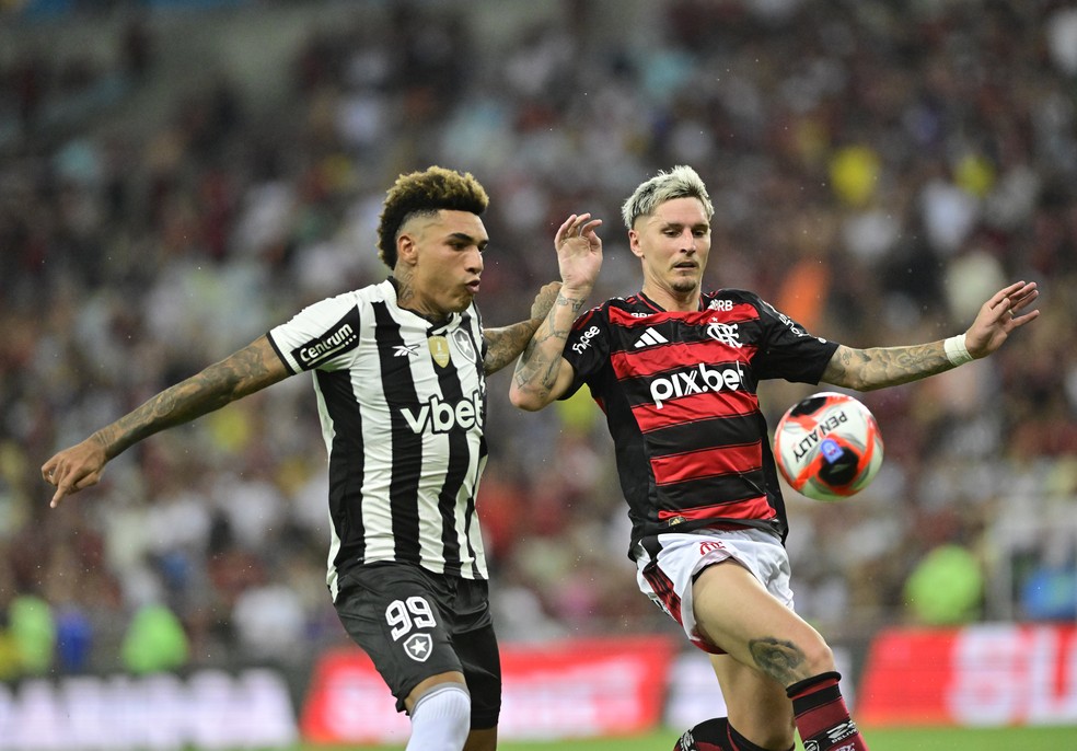 Varela marca Igor Jesus no Flamengo x Botafogo — Foto: André Durão / ge