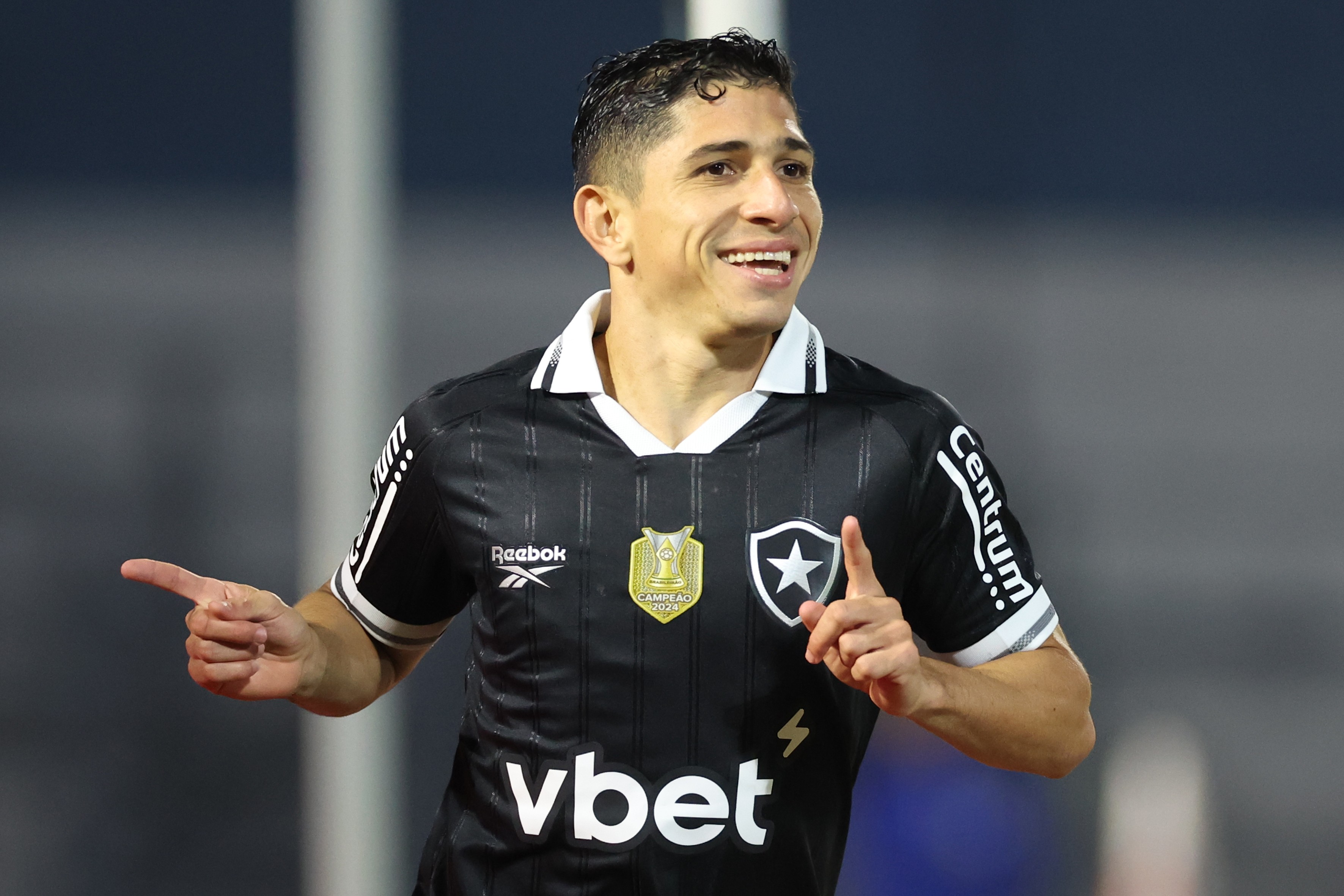 Savarino diz que teve chance de ir ao Lyon, mas está feliz por ter escolhido o Botafogo: 