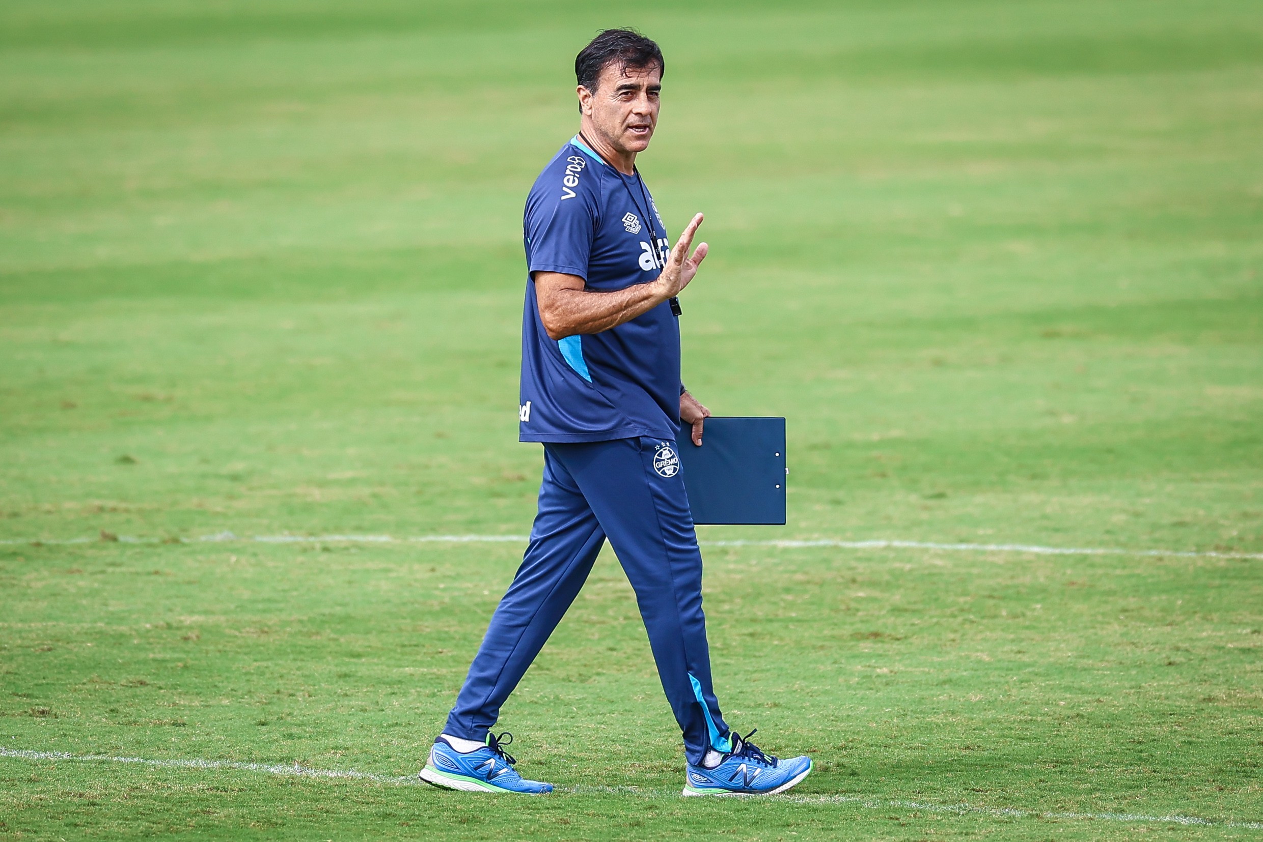 Quinteros avalia alternativas táticas para enfrentar o Flamengo no próximo jogo.