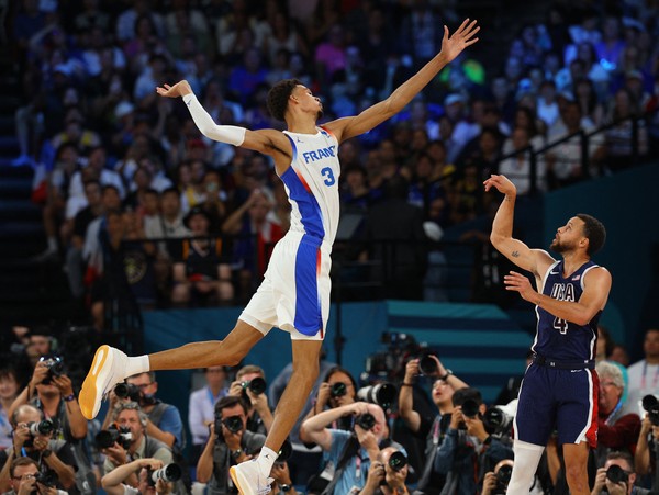 Curry faz chover e lidera EUA ao ouro no basquete com vitória