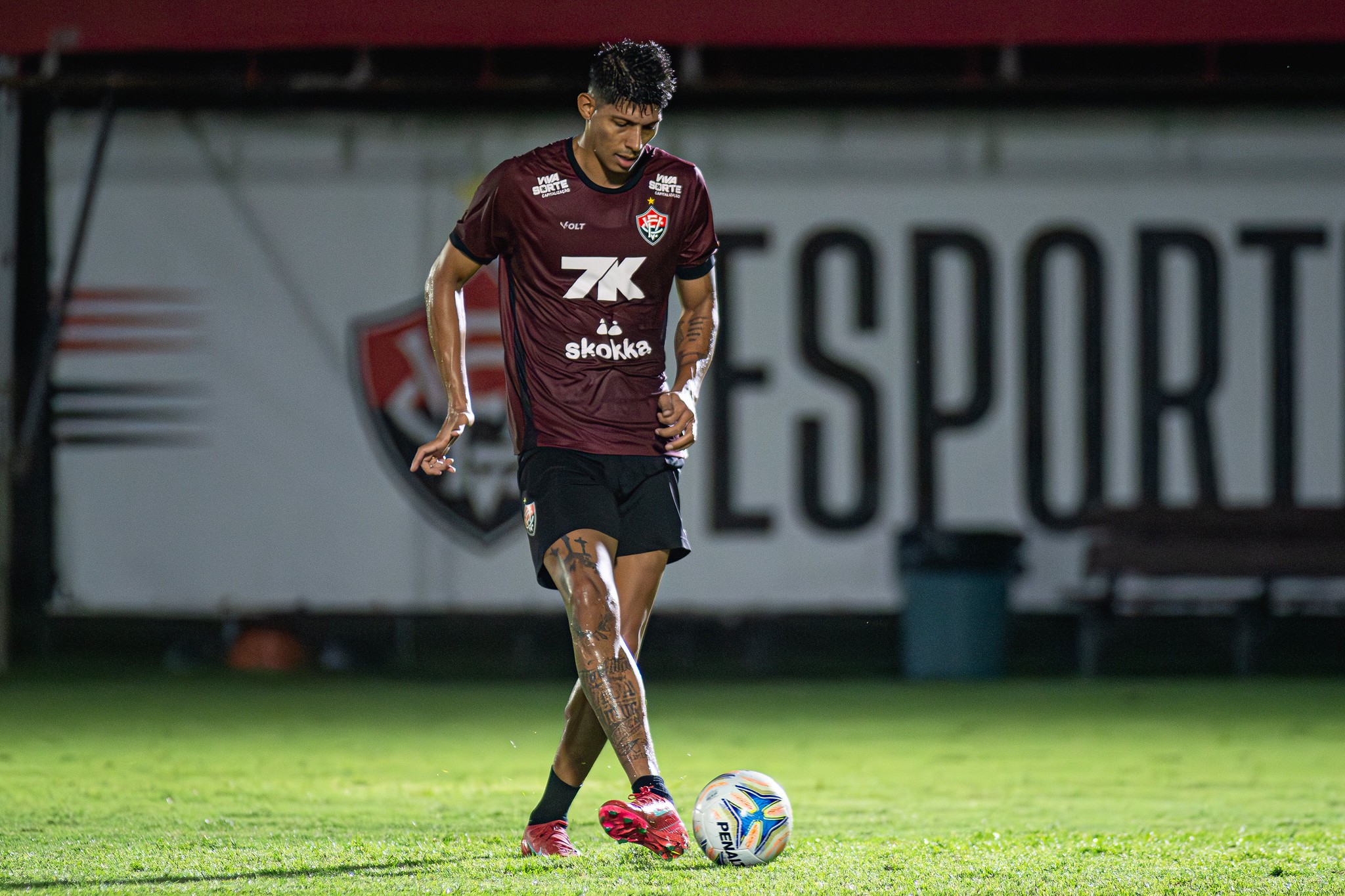 Vitória x Vasco: Zé Vitor é substituído no primeiro tempo por causa de dores no joelho