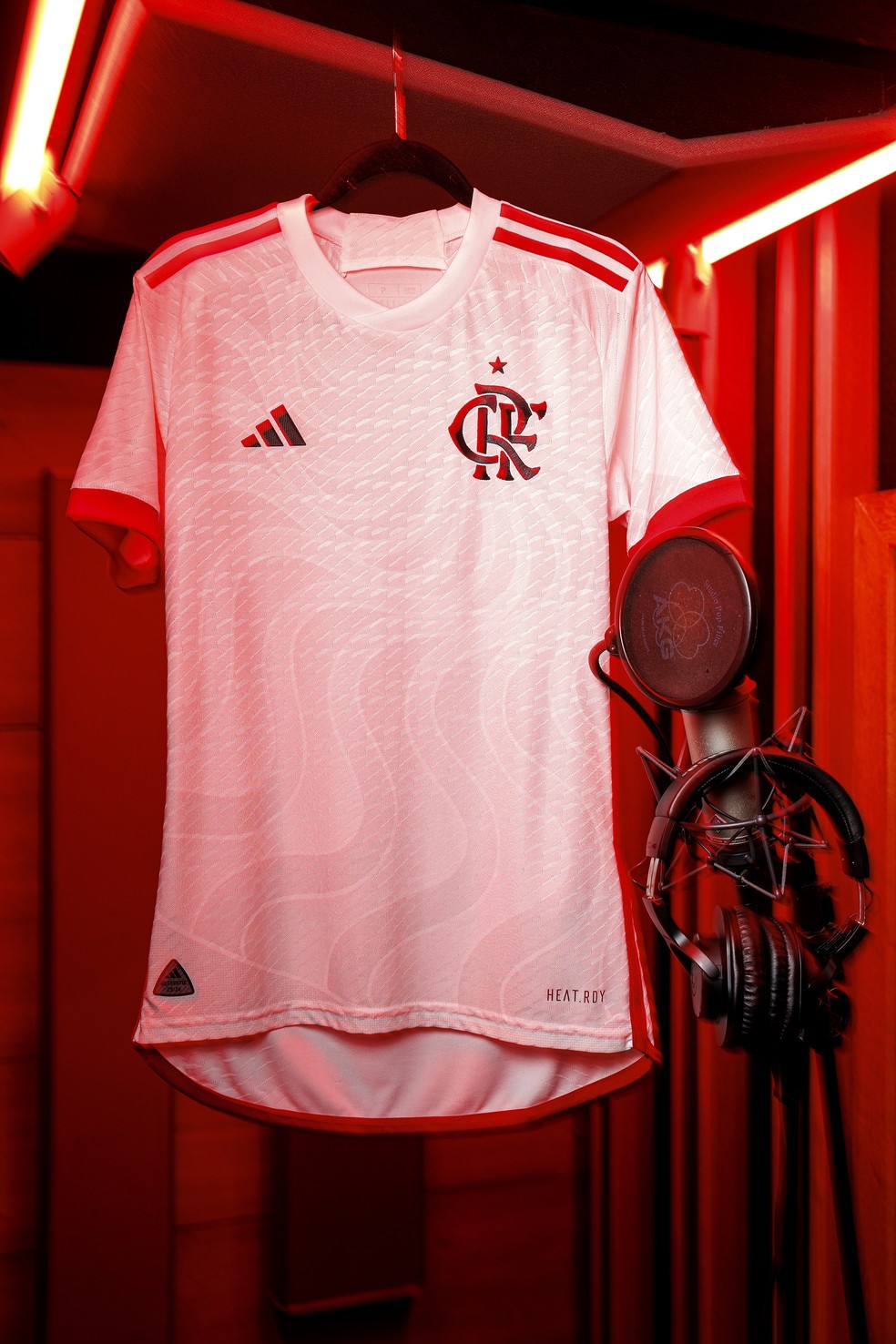 Confira a nova camisa do Flamengo em ensaio feito dentro de um estúdio de gravação — Foto: Adidas/Divulgação