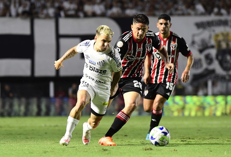 Soteldo e Pablo Maia em Santos x São Paulo — Foto: Marcos Ribolli