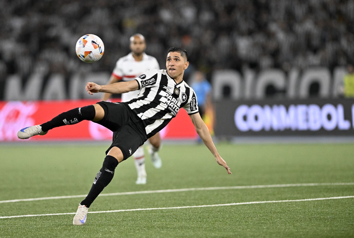 Imprecisão alvinegra deixa São Paulo vivo na disputa pelo título.
