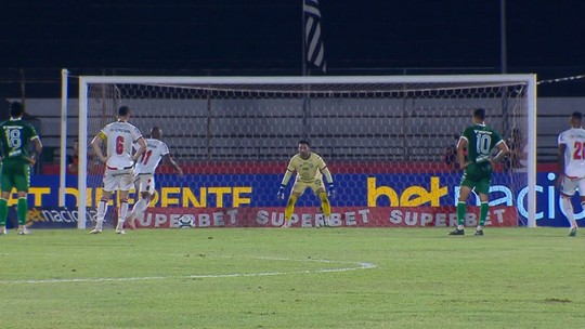 Atacante explica pênalti inusitado que viralizou na Série B: "Goleiro nunca espera" 