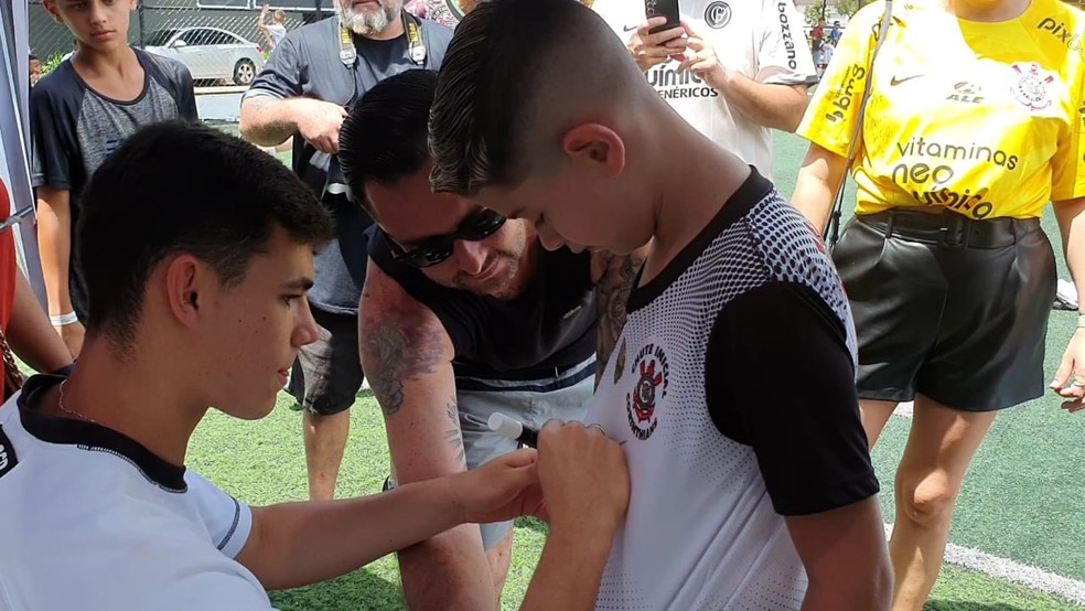 Gabriel Moscardo dá autógrafo em evento solidário em São José dos Campos — Foto: João Delfino/ ge