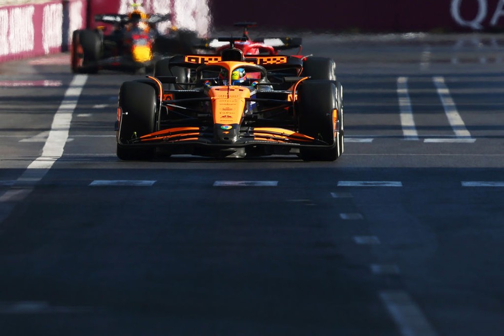 Oscar Piastri à frente de Charles Leclerc no GP do Azerbaijão da F1 em 2024 — Foto: Joe Portlock - Formula 1/Formula 1 via Getty Images