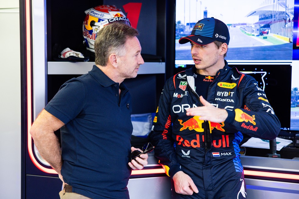 Christian Horner conversa com Max \erstappen na pré-temporada da F1 no Bahrein — Foto: Mark Thompson/Getty Images