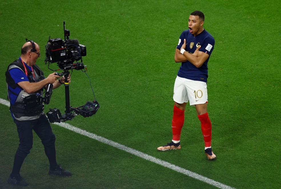 Kylian Mbappe comemora gol contra a Polônia na Copa — Foto: Lee Smith/Reuters