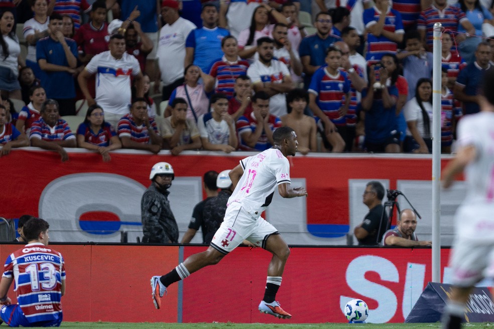 Rayan comemora gol do Vasco contra o Fortaleza — Foto: Baggio Rodrigues/AGIF