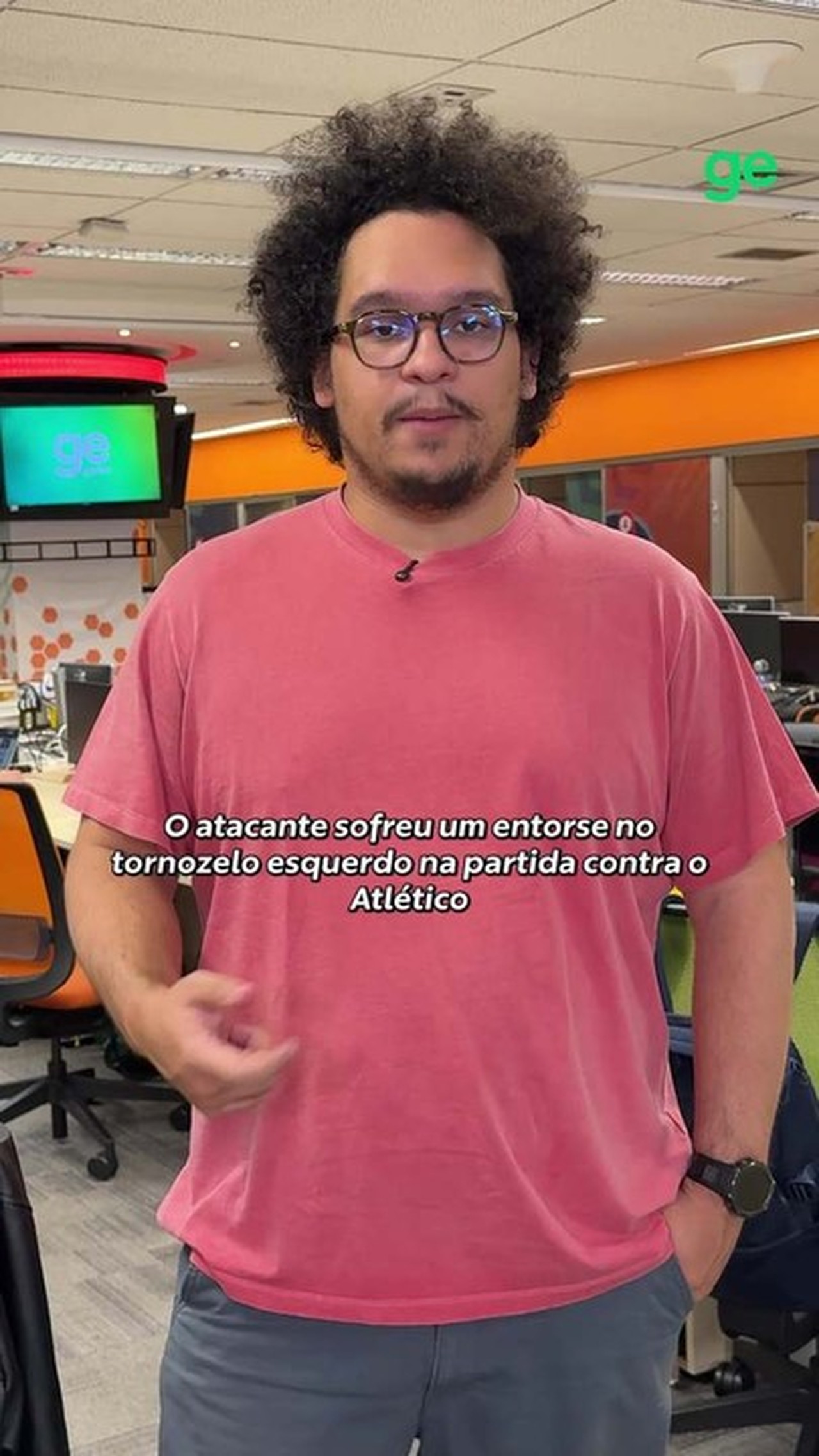 Ex-estrela da NFL exibe camisa icônica do Palmeiras em evento esportivo