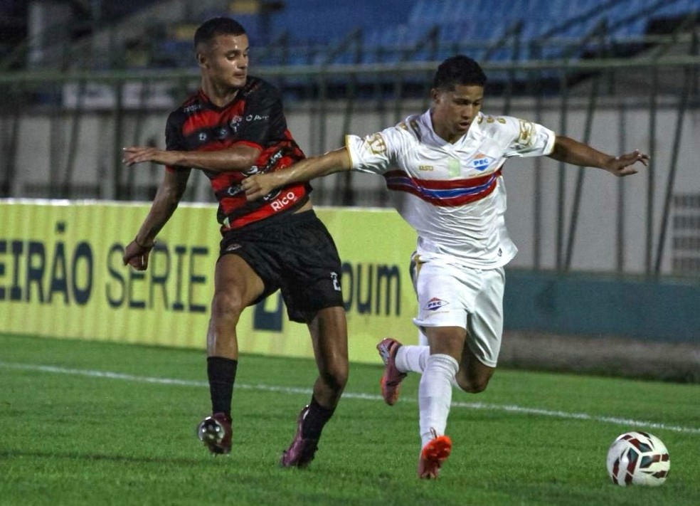 Atlético-CE em campo contra o Piauí